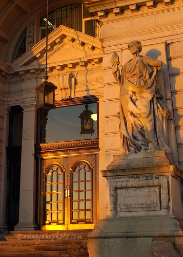 20100322-port-of-liverpool-building-doorway.jpg