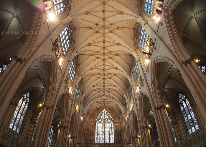 20141225-york-minster-nave.jpg