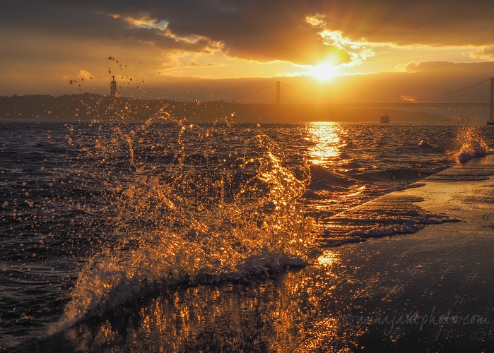 20230106-river-tagus-sunset-splash.jpg