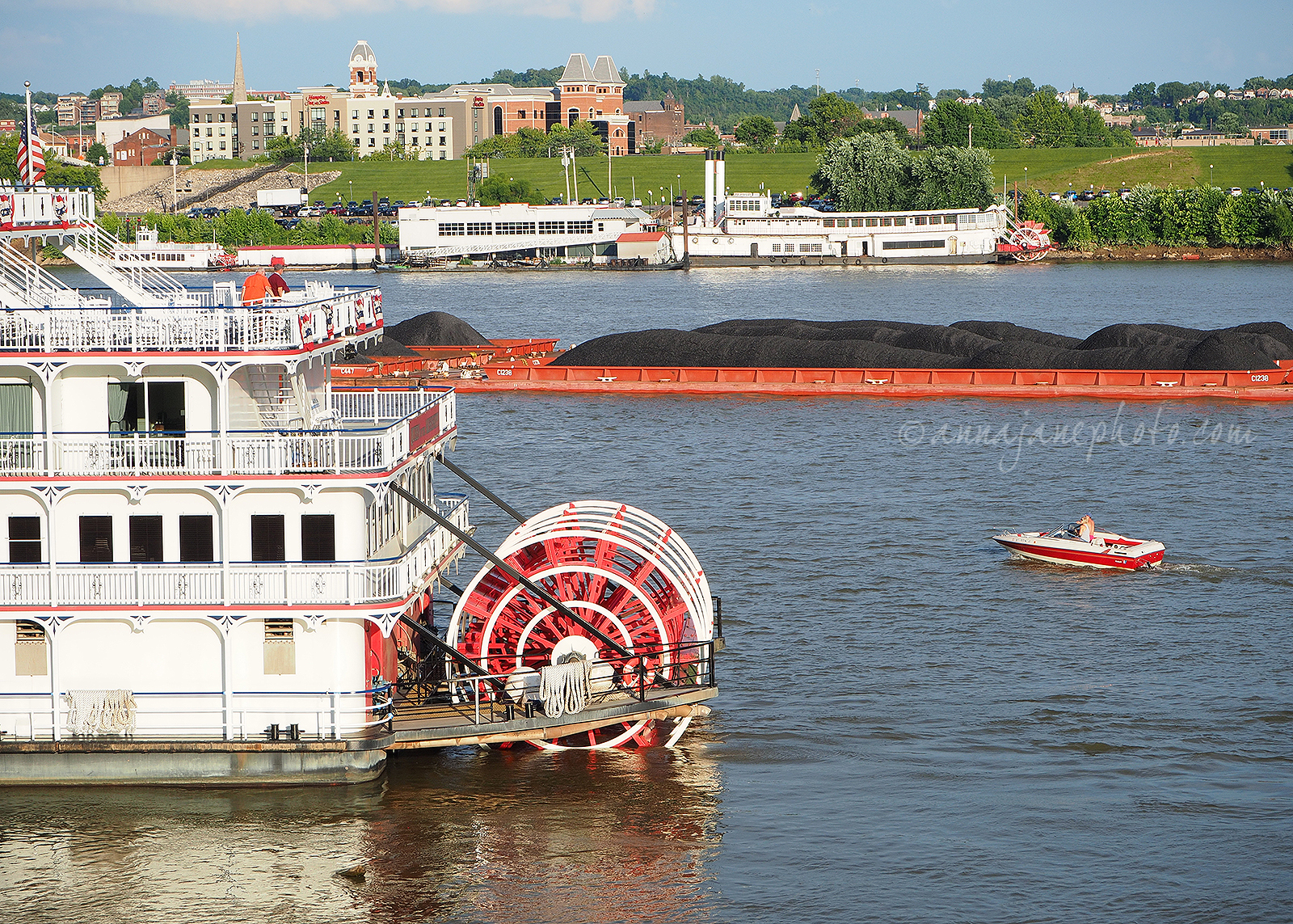 boats on ohio river